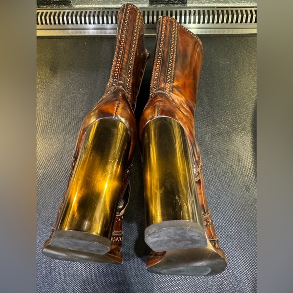Dolce & Gabbana Fall 2008 high heel boots. Preowned. Brown. - Picture 11 of 12